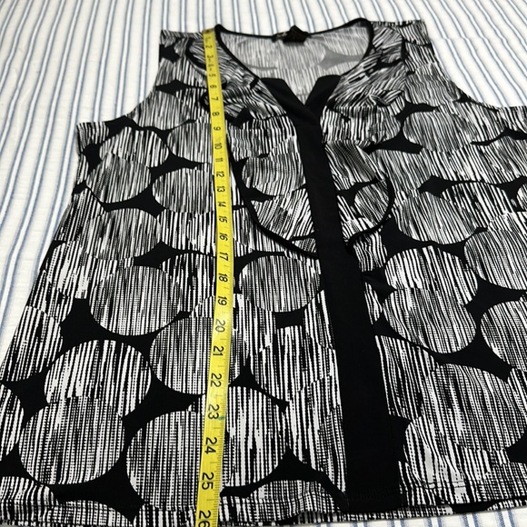 Susan Lawrence XL Sleeveless Ruffle V-Neck Black and White Static Circles Print - Picture 9 of 11